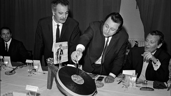 Georges Brassens et Raymond Devos à l'Olympia à Paris en 1968 ©Getty