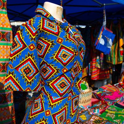Tissus imprimés wax vendus sur un marché, dans la province de Luanda (Angola), le 21 juillet 2018