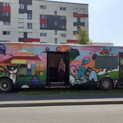 Le Créa-Bus, un bus transformé en salle de spectacle.