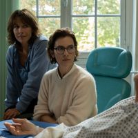 Géraldine Pailhas et Sophie Marceau dans "Tout s'est bien passé" de François Ozon (2021). (CAROLE BETHUEL./ MANDARIN PRODUCTION / FOZ)