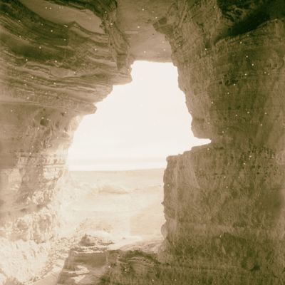 Vue de l'entrée de la grotte n° 4. 1947, Cisjordanie, site de Qumran.
