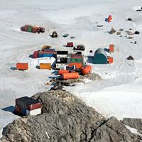La base scientifique franco-italienne de Cap Prud'homme en Terre Adélie, en Antarctique, en janvier 2009.