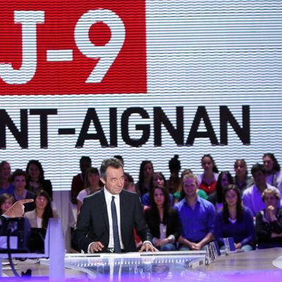 Le 13 avril 2012, sur le plateau du Grand Journal sur Canal +, dialogues musclés entre le candidat à la présidentielle Nicolas Dupont-Aignan, (à droite), Michel Denisot (centre), et Jean-Michel Aphatie (à gauche).