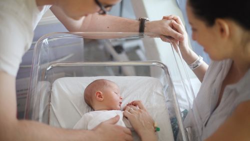 Les troubles de la relation parent-enfant / Deux médecins engagés pour le mieux être des femmes / Un musée de la naissance / Quand les grossesses seront interdites