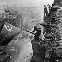 Le drapeau soviétique sur le Reichstag, Berlin, 1945