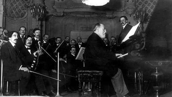 Camille Saint-Saëns au piano, salle Gaveau, 1913 ©Getty