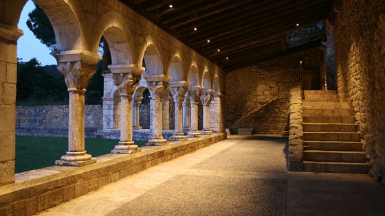 Galerie du cloître, abbaye de Saint Michel de Cuxa, Prades, France - Agence Rossignol