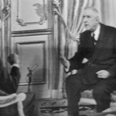 Le 13 décembre 1965, le général de Gaulle répond aux questions du journaliste Michel Droit devant les caméras de l'ORTF dans le cadre de la campagne avant le second tour de l'élection présidentielle, l'opposant à François Mitterrand.