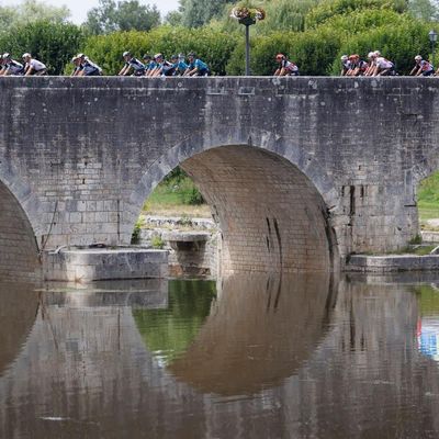Le peloton du Tour de France 2021 traverse un pont à Chateauroux (Indre), ville d'arrivée de la 6e étape, le 1er juillet 2021. Photo d'illustration.