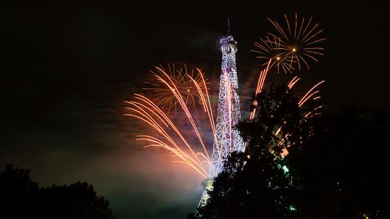 Feux d'artifice autour de la Tour Eiffel, le 14 juillet ©Getty - Abdulmonam Eassa /Barcroft Media