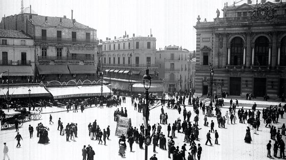 Place de la Comédie, le théâtre municipal, à Montpellier en 1900 ©AFP - Lux-in-Fine/Leemage