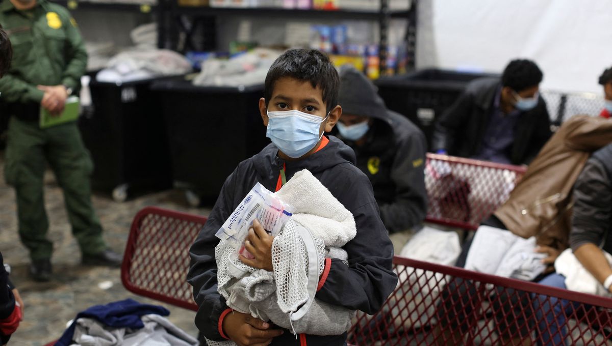 Lentement, les enfants de migrants séparés par l'administration Trump retrouvent leurs parents - Vimarsana News