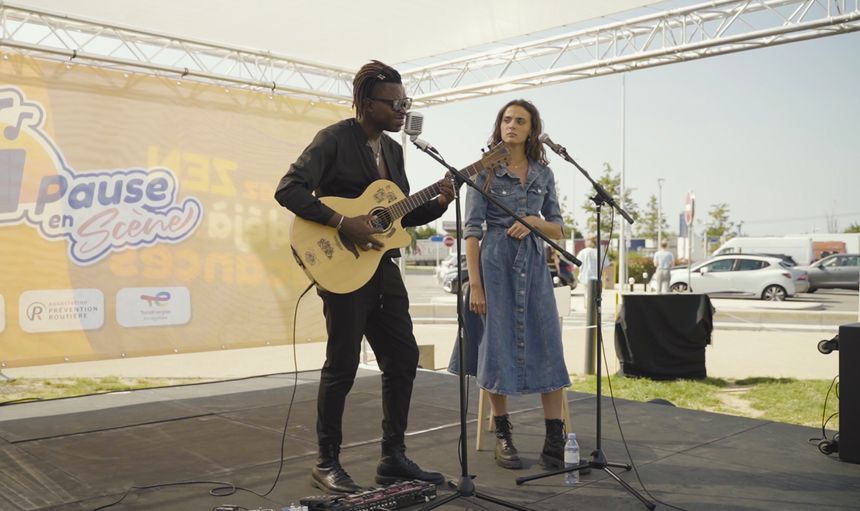 Le chanteur et guitariste Maseko au concert "Pause en Scène"