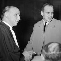 L'écrivain Boris Vian accompagné de son avocat est jugé pour outrage public à la pudeur pour son livre "J'irai cracher sur vos tombes", au tribunal correctionnel de Paris le 29 avril 1950.