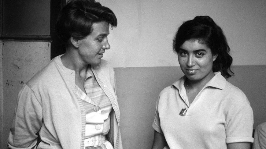 Photo datée du 22 avril 1962 de la jeune combattante indépendantiste algérienne membre du FLN Djamila Boupacha en compagnie de son avocate Gisèle Halimi.