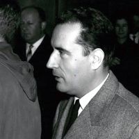 François Mitterrand dans le hall du Palais de Justice à l'occasion de l'affaire Mitterrand-Pesquet en 1959