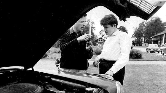 Grigory Sokolov réparant sa Lada en 1967 - wikimedia
