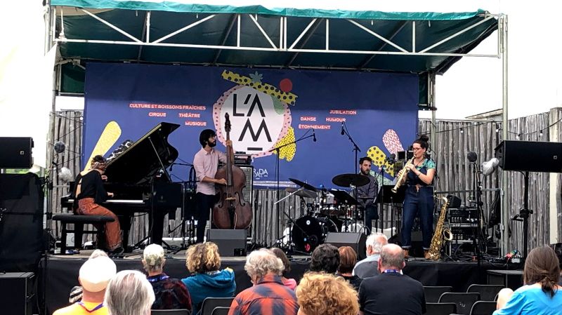 Nefertiti : Delphine Deau, Camille Maussion, Pedro Ivo Ferreira, Pierre Demange sur la parvis de l'Astrada le 27 juillet 2021
