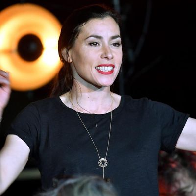 La chanteuse et écrivaine Olivia Ruiz sur la scène du théâtre de Narbonne (Aude) le 12 mai 2021