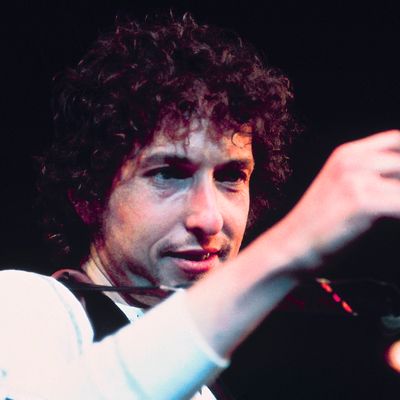 Le chanteur, auteur-compositeur et musicien Bob Dylan en concert au Felt Forum, Madison Square Garden de New York le 11 mai 1974.