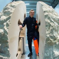 Abraham Poincheval après sa performance "Pierre" au Palais de Tokyo