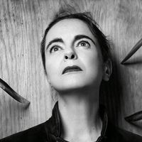 L'écrivaine Amélie Nothomb sur la couverture de son tout nouveau roman "Premier sang"