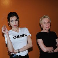 Béatrice Dalle et Claire Denis à l'occasion de la sortie du film 'Trouble Every Day', en 2001