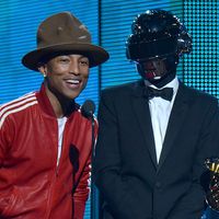 Daft Punk et Pharrell Williams reçoivent un Grammy award pour "Get Lucky"