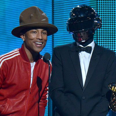 Daft Punk et Pharrell Williams reçoivent un Grammy award pour "Get Lucky"