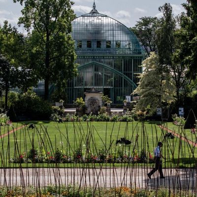 Le GR 75, sentier de grande randonnée faisant le tour de Paris, passe à l'intérieur du jardin des Serres d'Auteuil, dans le 16e arrondissement.