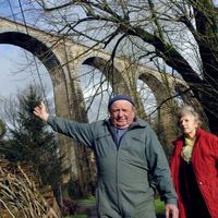 Maryvonne et Gaston Praud, deux retraités vendéens, montrent le 09 février 2007 à La Tardière, le viaduc qui surplombe leur maison