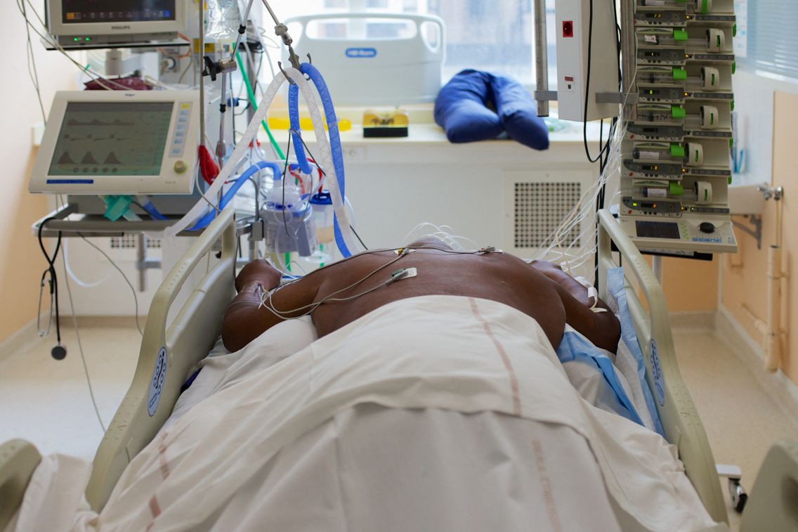 Au sein du service de soins critiques du CHU de Pointe-à-Pitre, en Guadeloupe