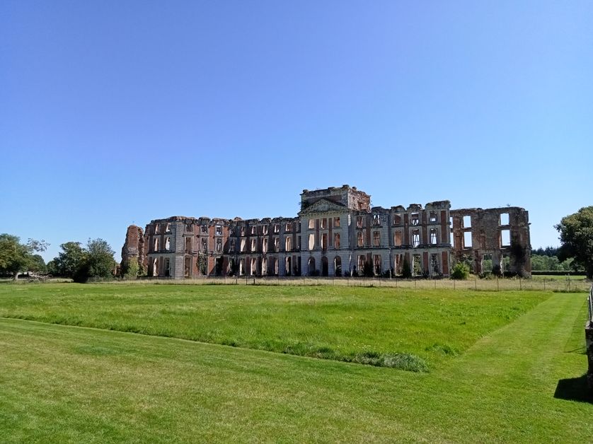 Le château fantôme de la Ferté-Vidame : dans les ruines du Grand Siècle - Vimarsana News