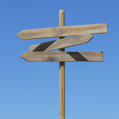 Panneaux indicateurs dans l'azur