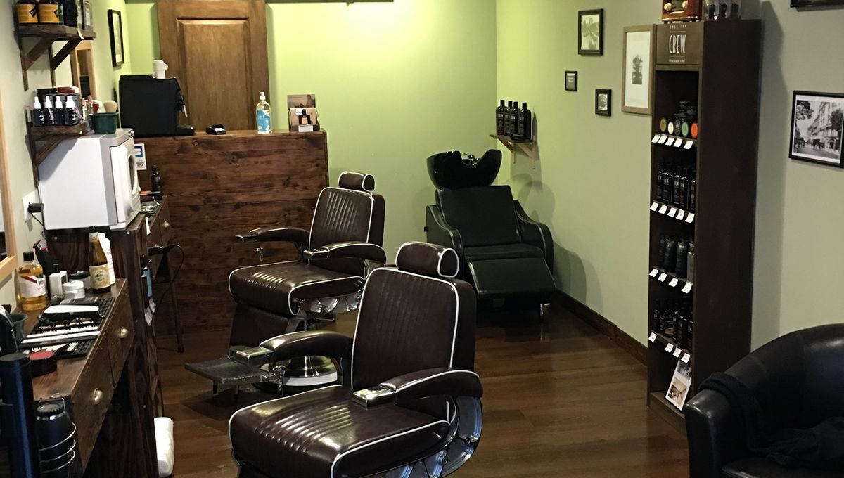 Au Temps Des Barbiers Un Salon De Coiffure Barbershop A L Ancienne