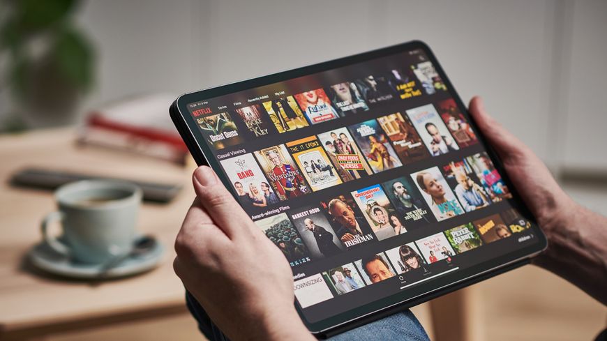 Illustration - Un homme regarde Netflix sur son Ipad ( Phil Barker)