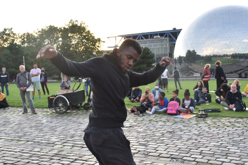 Un Bboy improvise des chorégraphies sur des musiques symphoniques jouées par l'orchestre Divertimento