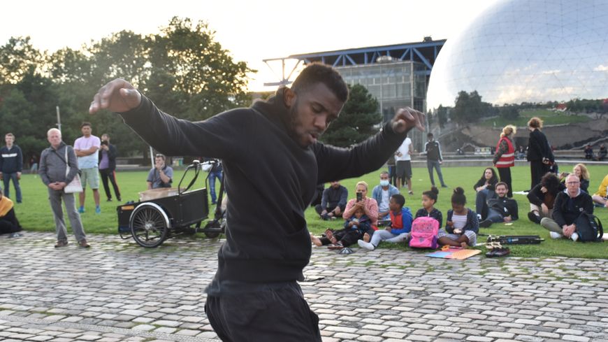 Un Bboy improvise des chorégraphies sur des musiques symphoniques jouées par l'orchestre Divertimento