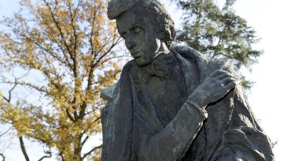 Statue de Frédéric Chopin à Zelazowa Wola (Pologne) ville natale du compositeur ©Getty - Wojtek Laski