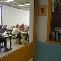 Des détenus assistent à un cours au centre pénitentiaire de Perpignan, dans le sud-est de la France, le 27/09/18.