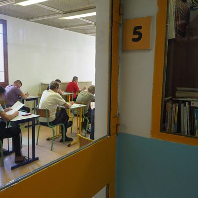 Des détenus assistent à un cours au centre pénitentiaire de Perpignan, dans le sud-est de la France, le 27/09/18.