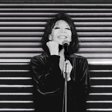 L'exposition hommage à Juliette Greco est à voir jusqu'au 12 septembre place des Lices à Saint-Tropez.