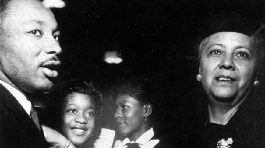 Anna Hedgeman (à droite) avec Martin Luther King (à gauche) en 1958