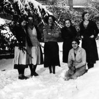 Simone Weil, au centre, avec des élèves de philosophie vers 1934-1935
