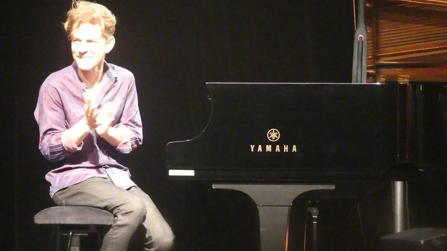 Sous la lumière des projecteurs, le pianiste Leonardo Montana a été chaudement applaudi