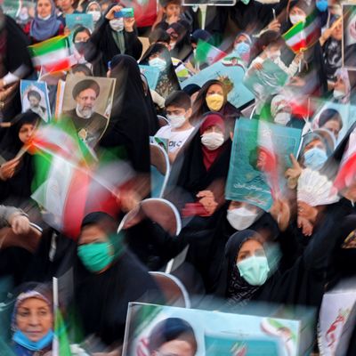 Des partisans du candidat à la présidence iranienne Ebrahim Raisi assistent à un meeting de campagne électorale dans la capitale Téhéran. Le 1' juin 2021