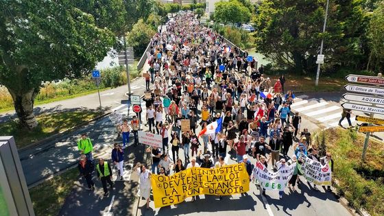 Au moins 2300 manifestants remontent vers l'hôpital de La Rochelle ce samedi 7 août