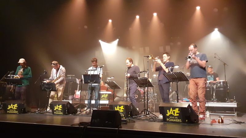 La Manzana Orquesta sur la scène du Théâtre Municipal de Coutances dans le cadre de Jazz Sous les Pommiers