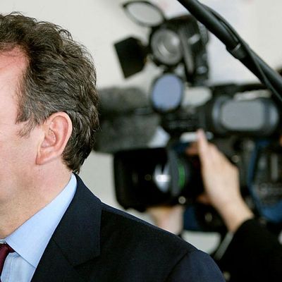 François Bayrou, président et candidat de l'UDF à l'élection présidentielle de 2002, parcourt les couloirs du service des urgences à l'hôpital de Mulhouse-Moenschberg le 08 avril 2002, dans le cadre de sa campagne électorale lors d'un visite d'une journée en Alsace.