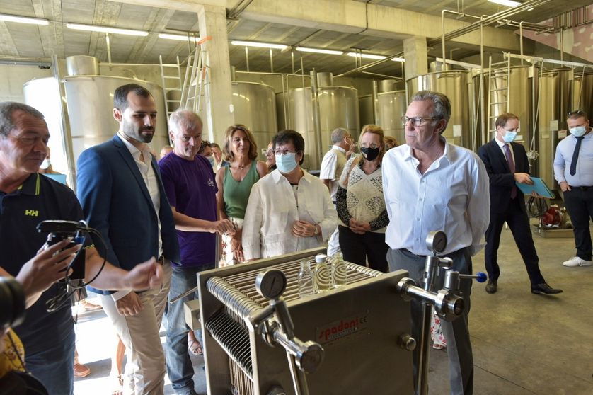 Une délégation d'élus locaux menée par le président de la région sud Renaud Muselier en visite aux producteurs de lavande à la coopérative de Puimoisson, le 26 août 2021
